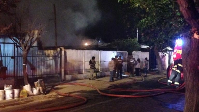 Fatal incendio afectó a varias viviendas en Maipú
