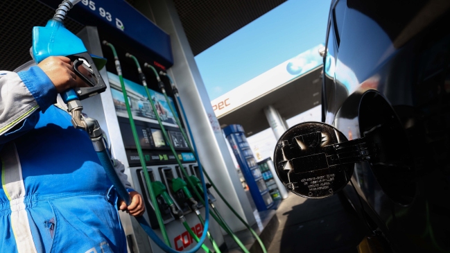 Ya es oficial: Las bencinas bajan hasta 68 pesos este jueves