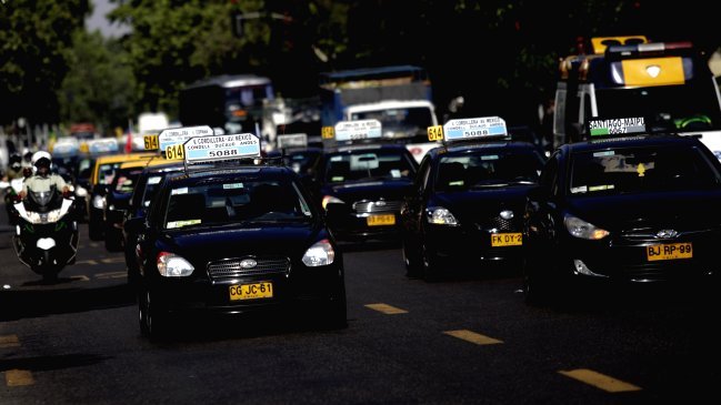 Taxis colectivos realizan un paro nacional este jueves
