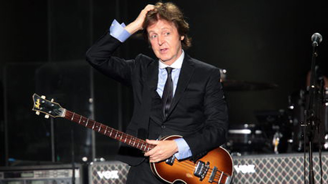 Paul McCartney da una charla en una trastienda del Soho londinense