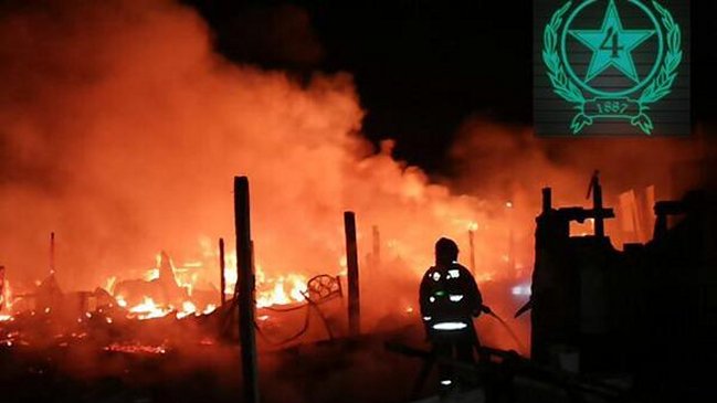Incendio destruyó 32 viviendas en campamento de Antofagasta