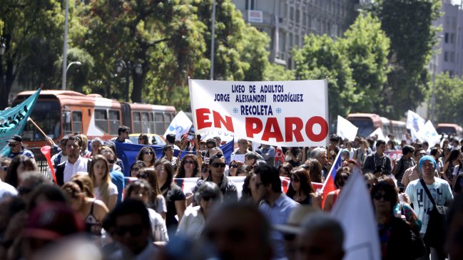 Profesores disidentes marchan por la Alameda