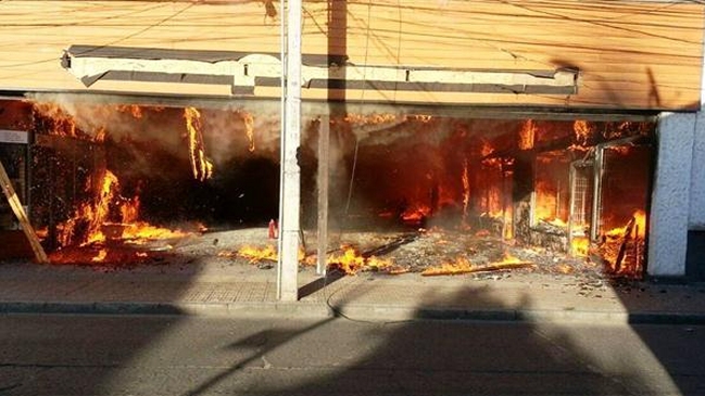 Incendio consume locales comerciales en el centro de Curicó