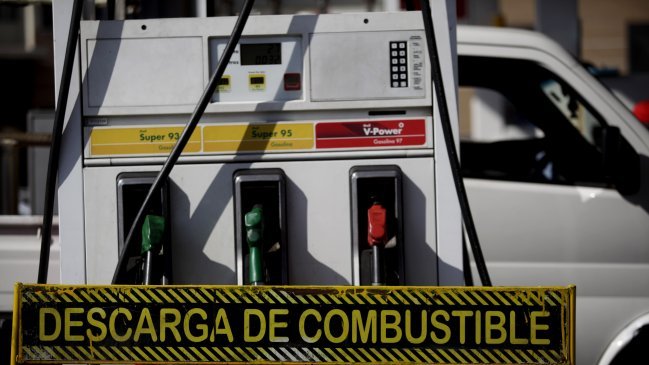 SEC y Sernac detectaron diferencias de hasta 136 pesos en precio de las bencinas