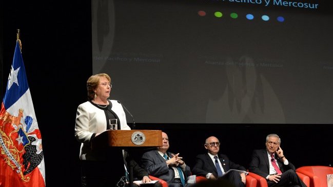 Bachelet pidió que Alianza del Pacifico y Mercosur dejen de darse la espalda
