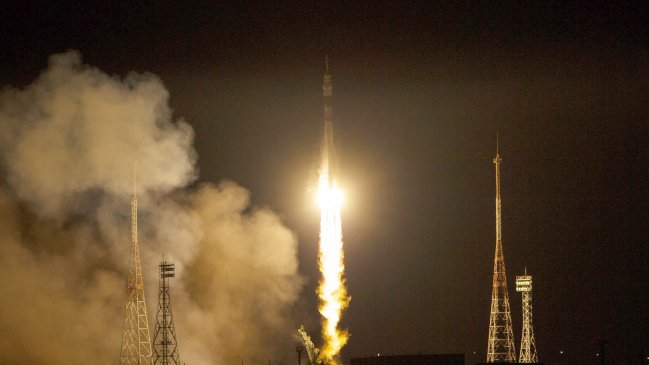 La Soyuz TMA-15M, con tres tripulantes a bordo, se acopló a la EEI