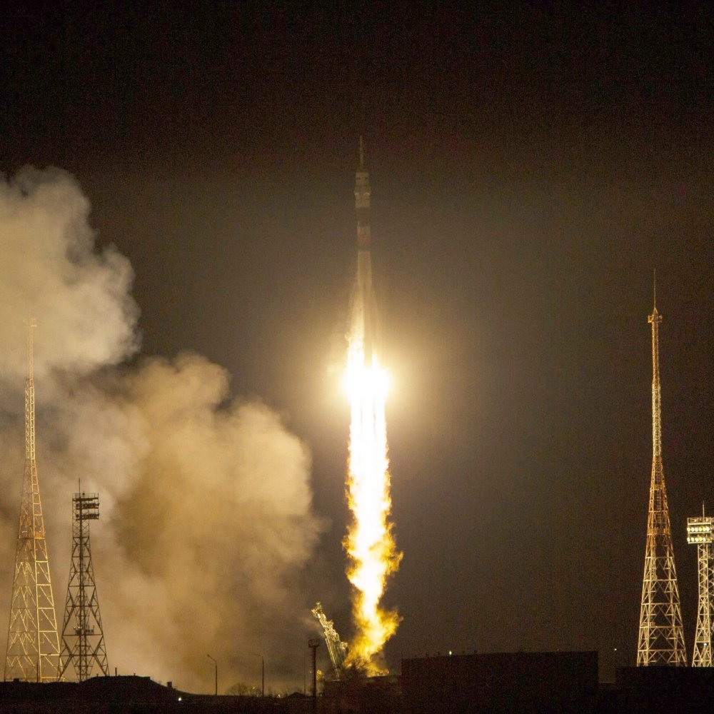 La Soyuz TMA-15M, con tres tripulantes a bordo, se acopló a la EEI