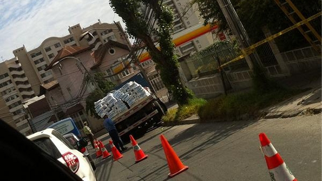 Camión chocó contra poste del alumbrado público tras falla de frenos en Viña del Mar