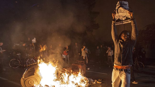 Noche de disturbios en Ferguson deja más de 80 personas detenidas