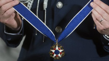   Así recibió Isabel Allende la Medalla de la Libertad de Estados Unidos 