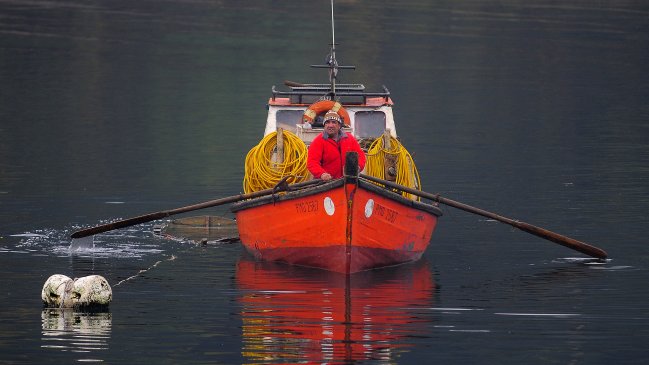 Un pescador falleció y otro desapareció tras volcarse en comuna de Arauco