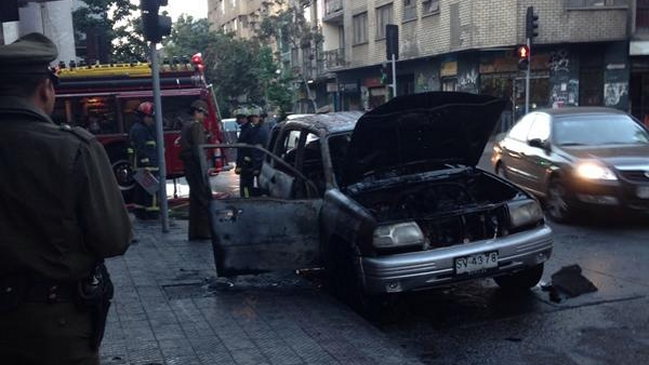 Carabineros investiga incendio que destruyó vehículo en centro de Santiago