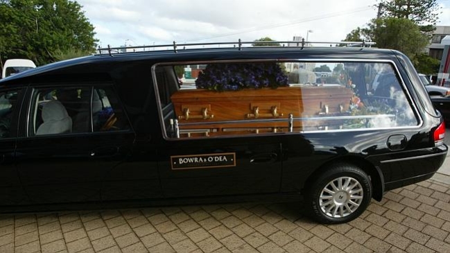 Roban carroza fúnebre con el féretro dentro en un funeral en Australia