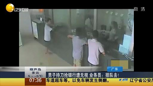 Un chino intentó robar un banco, pero lo mandaron a hacer la fila