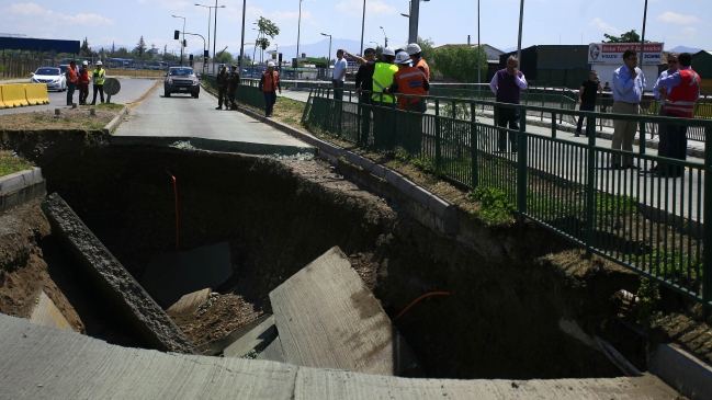 Socavón en Departamental provoca desvío de tres recorridos del Transantiago