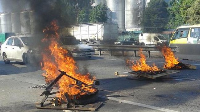 Profesores movilizados se tomaron Ruta 5 en Quilicura