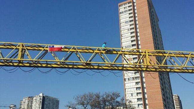 Trabajador se parapetó a 60 metros de altura en protesta