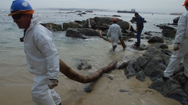 Investigación elevó a 38 mil litros el derrame de petróleo en Quintero