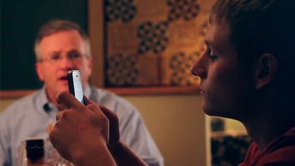 ¿Cómo hacer que los hijos dejen sus celulares mientras comen?