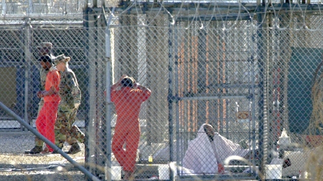 Seis presos de Guantánamo llegaron a Uruguay