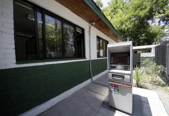 BanCarabineros, la cuenta de Twitter que se burla de la instalación de cajeros en comisarías