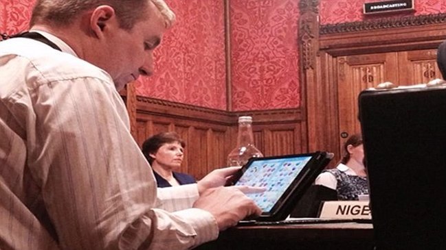Diputado británico fue sorprendido jugando 
