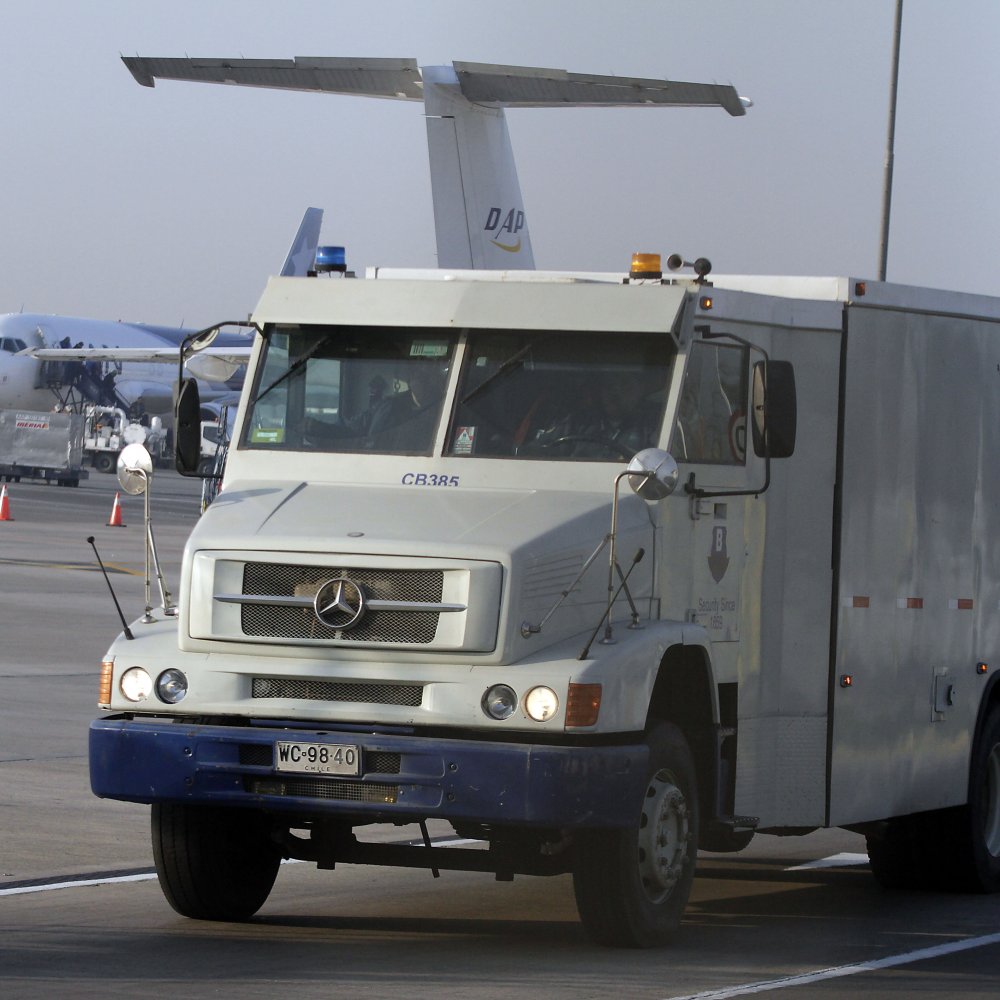 Identifican a siete sospechosos por millonario robo en el aeropuerto de Santiago