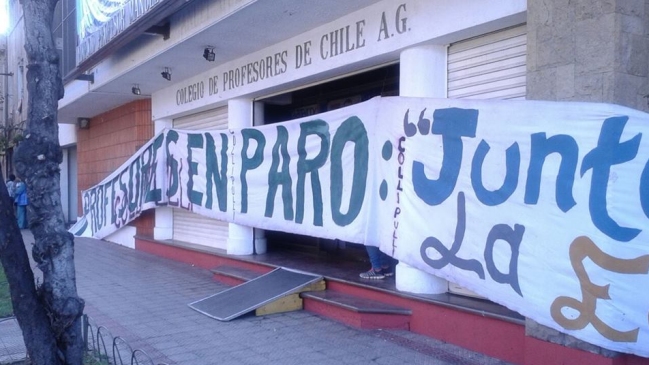 Profesores disidentes se tomaron sede del Magisterio en Santiago