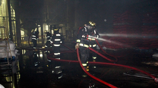 Incendio en tres viviendas de Pudahuel dejó decenas de damnificados