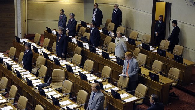 Diputados UDI se dividen por minuto de silencio en homenaje a Pinochet