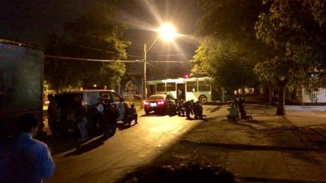 Desconocidos nuevamente quemaron un bus del Transantiago en Villa Francia