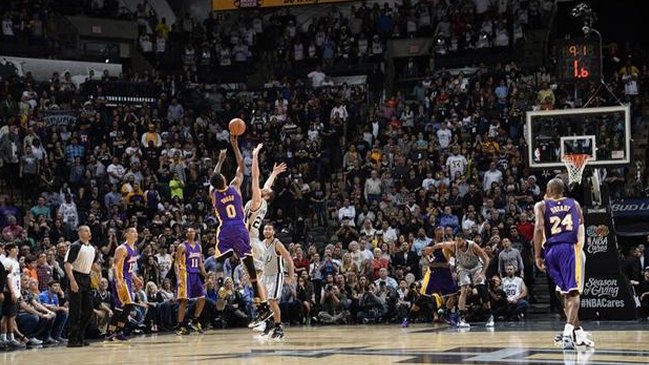 Los Angeles Lakers sorprenden a San Antonio Spurs y se quedan con la victoria en la prórroga