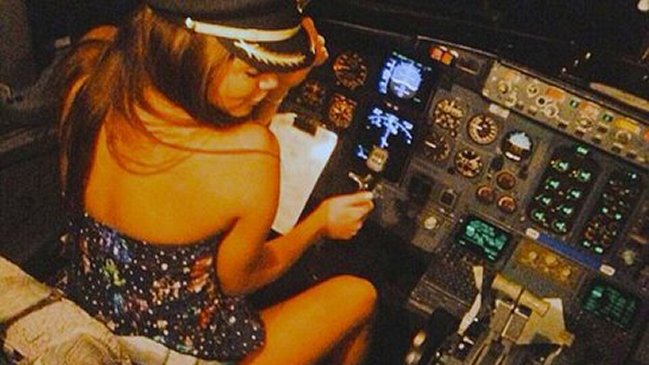 Piloto coqueto fue despedido por ceder control de avión a dos actrices