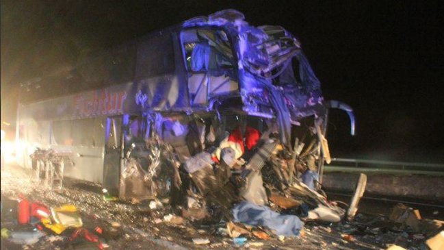 Choque de bus dejó un muerto y 30 heridos en Vallenar