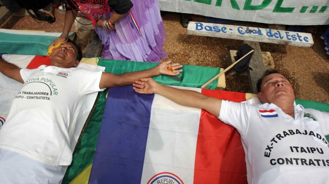 Tres paraguayos llevan seis días crucificados reclamando contra empresa brasileña