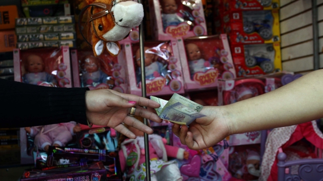 Informe reveló alto endeudamiento en jóvenes y adultos mayores