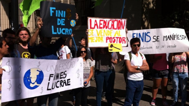 Estudiantes protestaron por alza de aranceles en universidades privadas