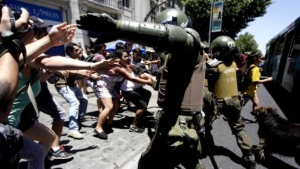 Carabineros y estudiantes se enfrentaron tras marcha por alza de aranceles