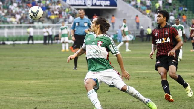 Valdivia aprovecha vacaciones para tratarse lesión en el muslo