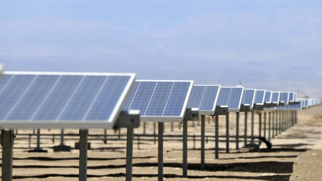 Crédito alemán de cien millones de euros busca fomentar energía solar en Chile
