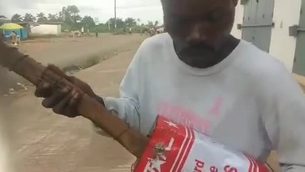 Artista callejero ciego sorprende con improvisada guitarra