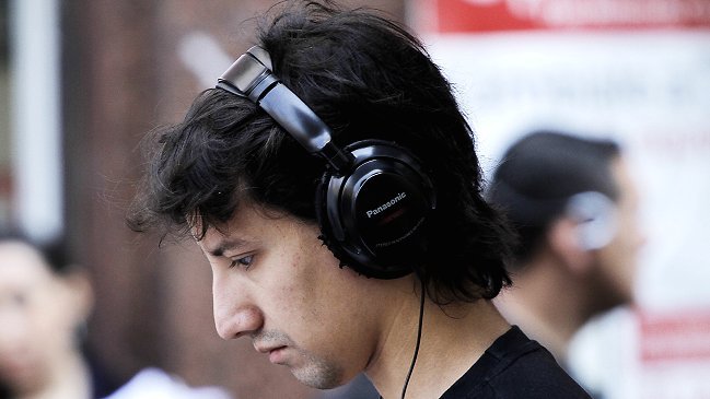 Diputados proponen sancionar el uso de audífonos en la vía pública