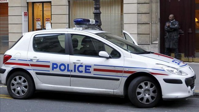 Francia: Sujeto atacó a policías gritando 