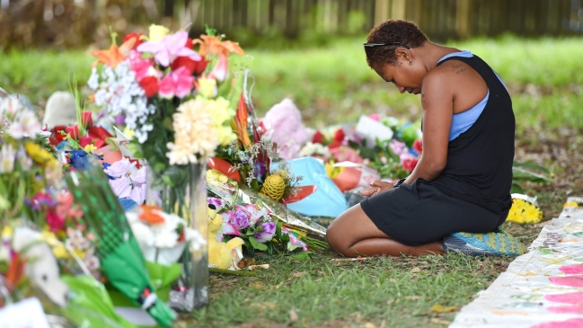 Policía imputó cargos de asesinato a madre de 7 de 8 niños apuñalados en Australia