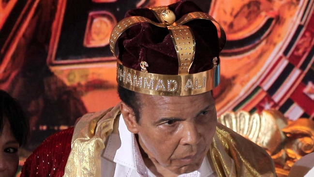 Mohamed Alí mejora tras ser hospitalizado por una leve neumonía