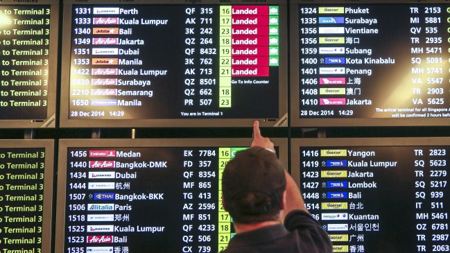 Reanudan las operaciones de búsqueda y rescate del avión de AirAsia