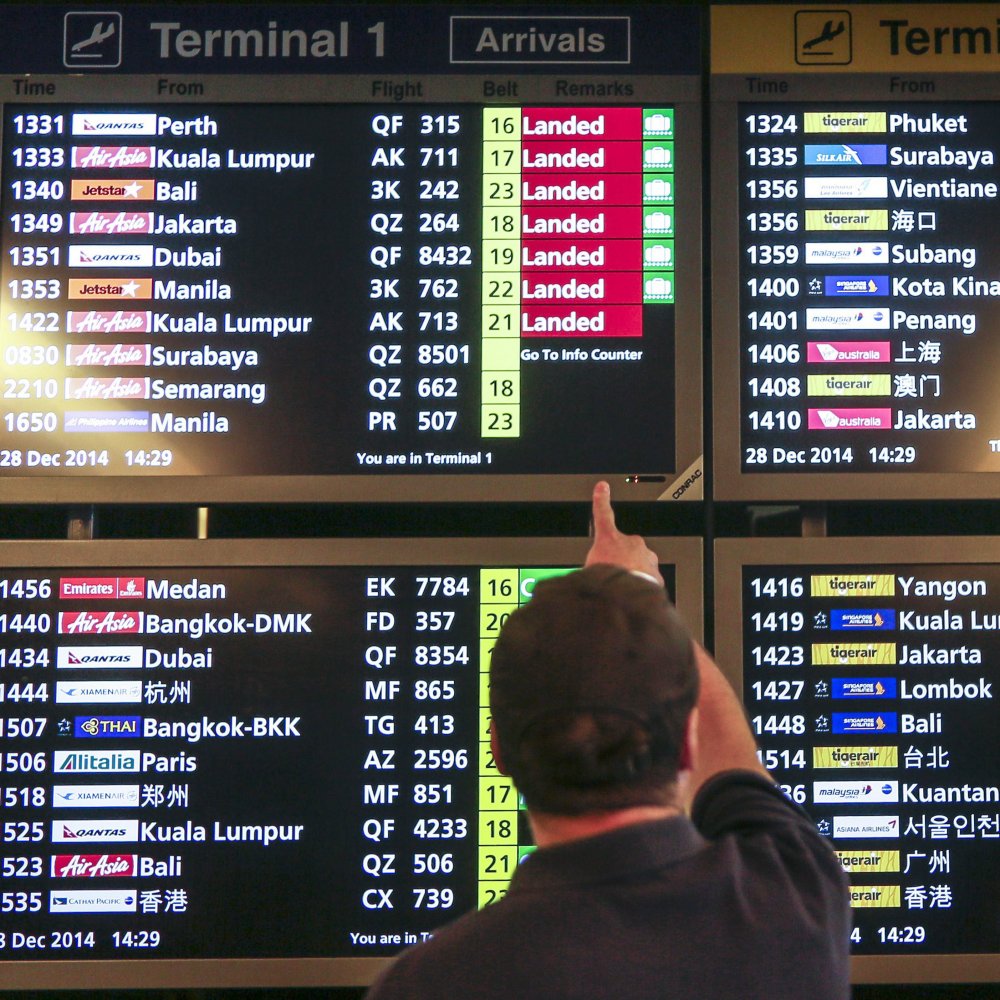 Reanudan las operaciones de búsqueda y rescate del avión de AirAsia