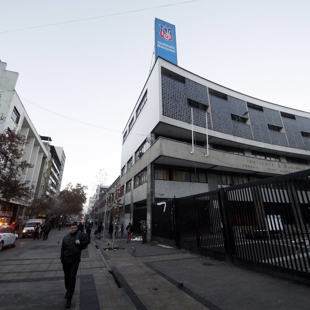 Rector del Instituto Nacional fustigó declaraciones de Zolezzi basadas 