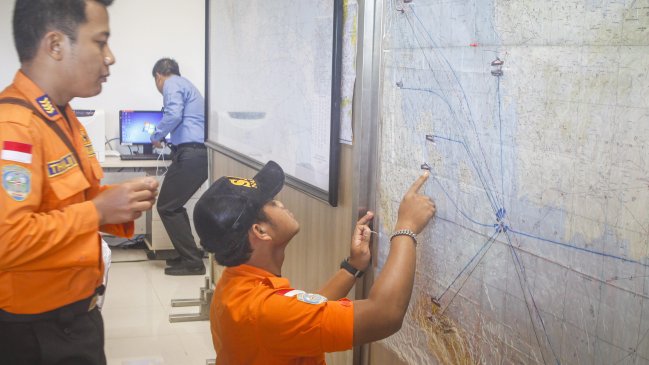 Avión de AirAsia desaparecido podría estar en 
