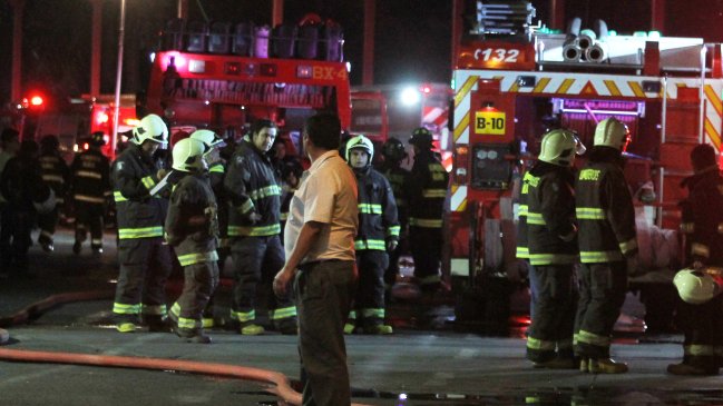 Dos personas resultaron heridas por incendio registrado en el centro de Santiago